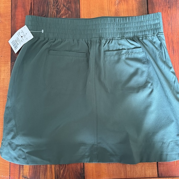 Green athletic skirt with under shorts. Multiple pockets. Size small - Picture 6 of 7